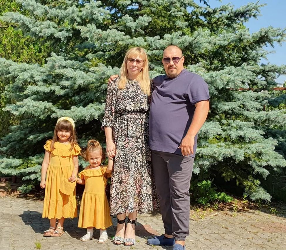 Олексій з дружиною та двома доньками на прогулянці