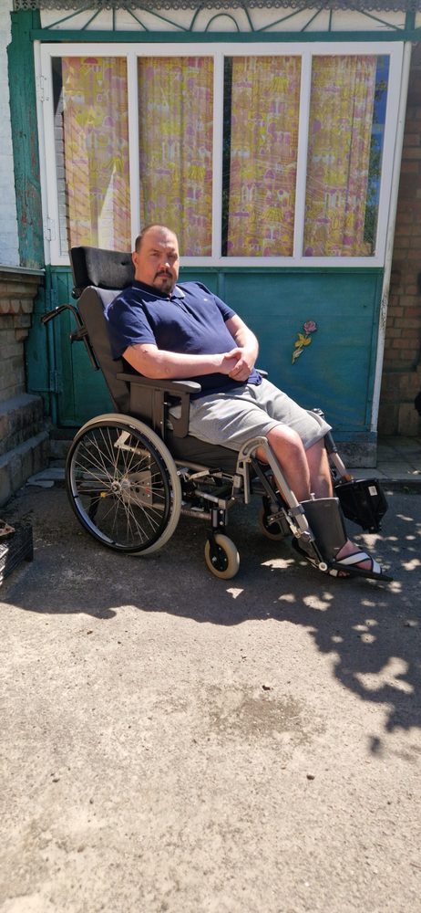 Олексій Щавинський у інвалідному візку у дворі свого будинку